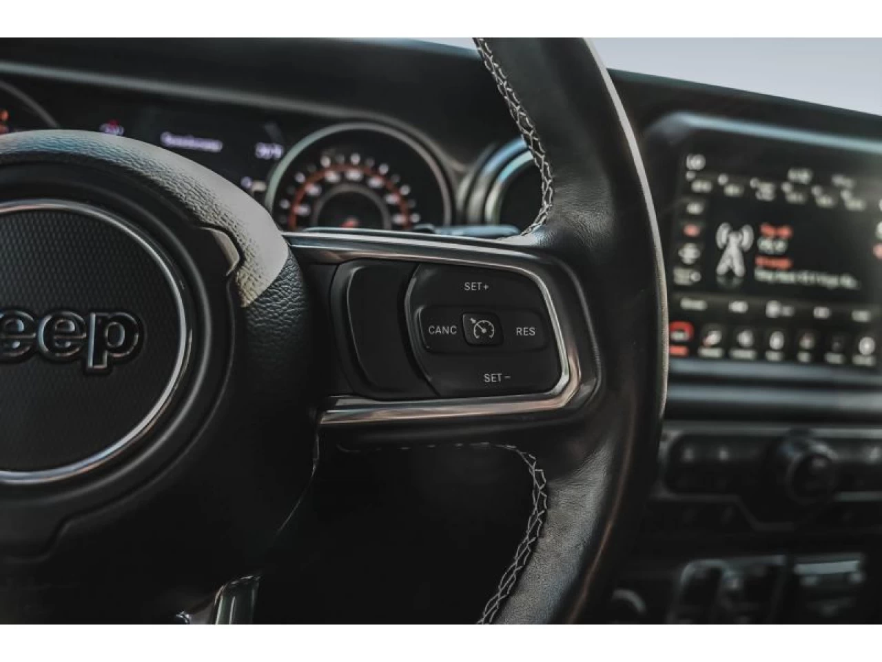 2023 Jeep Wrangler Sahara GROUPE REMORQUAGE TOIT SKY ONE-TOUCH Image principale