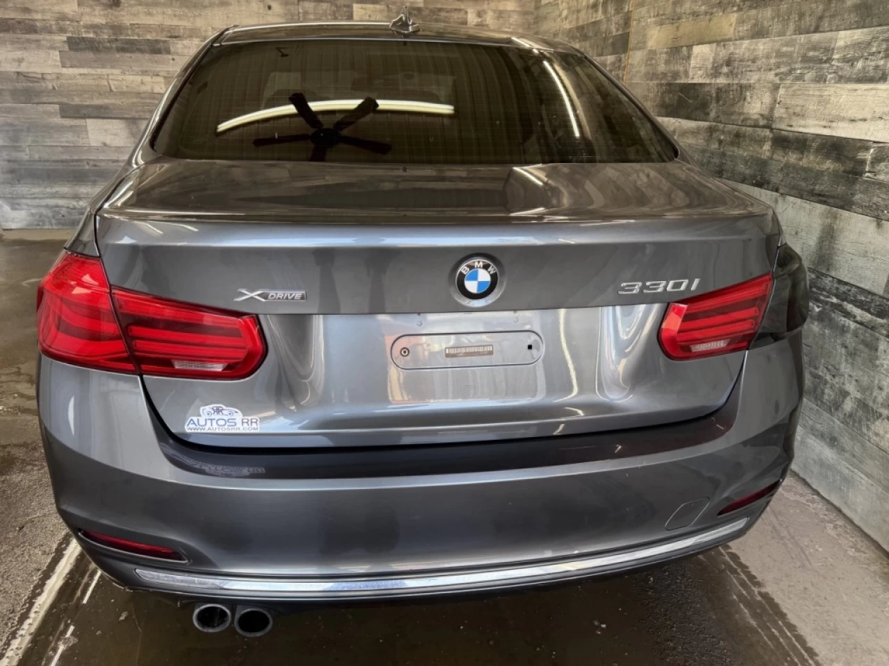 2017 BMW 3 Series 330i xDrive AWD CUIR TOIT NAV **APPROUVÉ 99.9%** Image principale