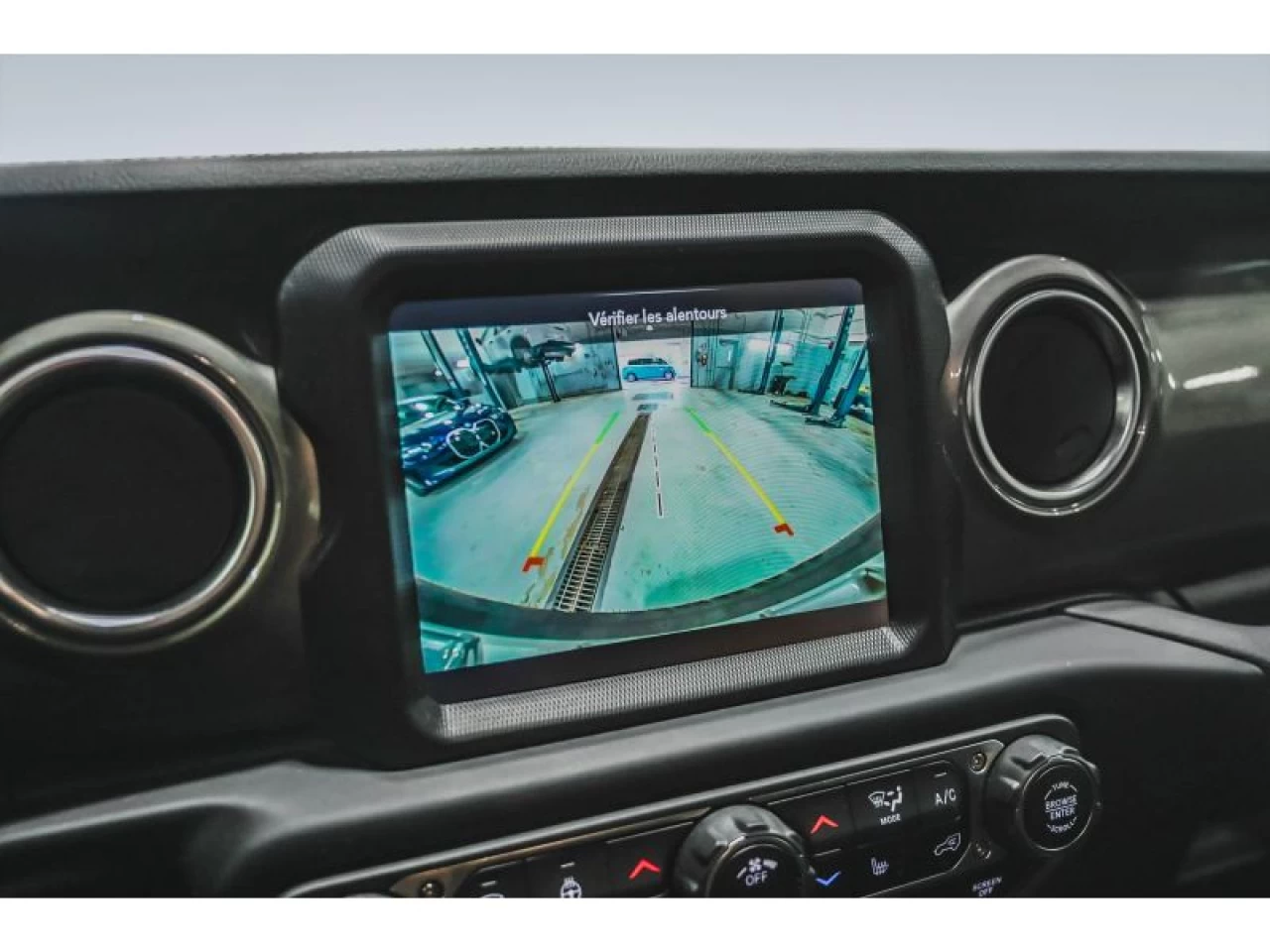 2023 Jeep Wrangler Sahara 4 Door 4x4 GROUPE REMORQUAGE Image principale