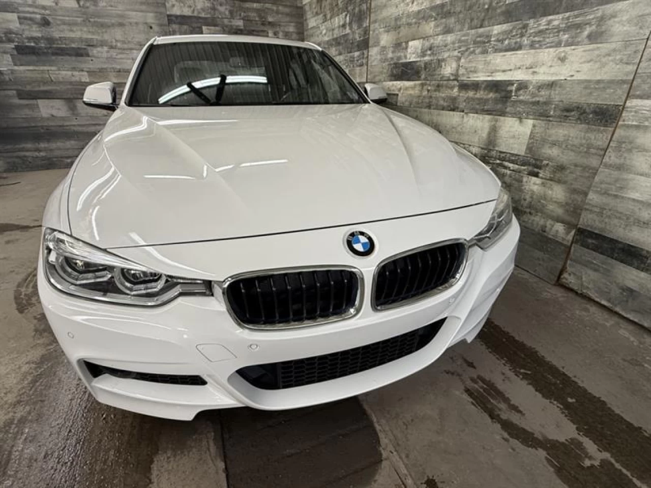 2018 BMW 3 Series 330i xDrive MSPORT CUIR TOIT NAV ** APPROUVÉ À 99. Main Image