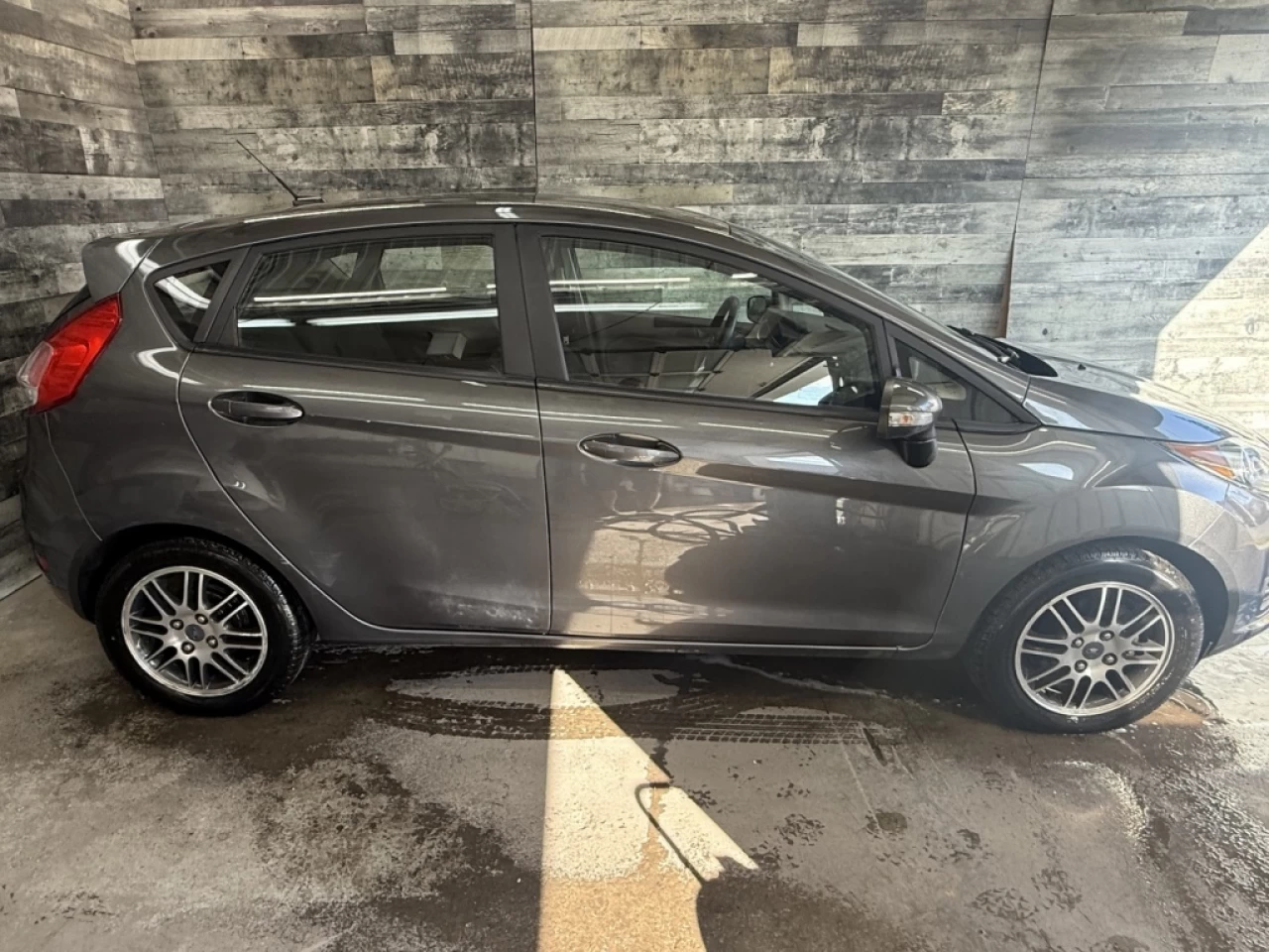 2017 Ford Fiesta SE AUTO BLUETOOTH S,CHAUFFANT **APPROUVÉE 99,9%** Image principale
