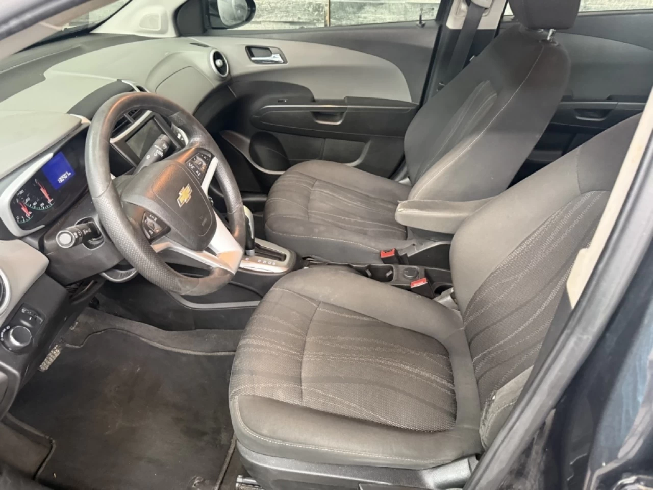 2018 Chevrolet Sonic LT Auto Apple carplay/Android **ApprouvÉ À 99.9%** Main Image