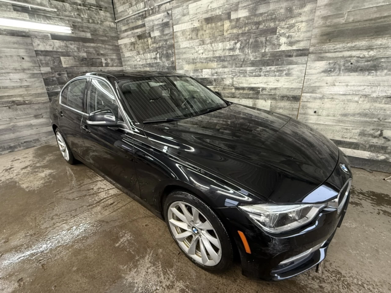 2017 BMW 3 Series 320i xDrive AWD CUIR TOIT **APPRUVÉ À 99.9%** Image principale