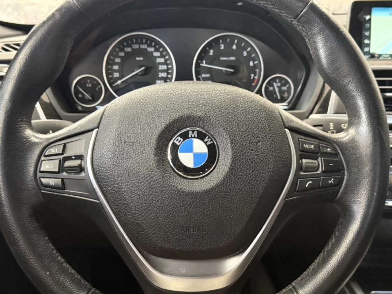 2017 BMW 3 Series 330i xDrive AWD CUIR TOIT NAV **APPROUVÉ 99.9%** Image principale