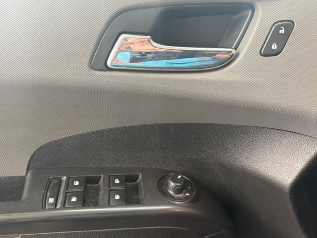 2018 Chevrolet Sonic LT Auto Apple carplay/Android **ApprouvÉ À 99.9%** Main Image