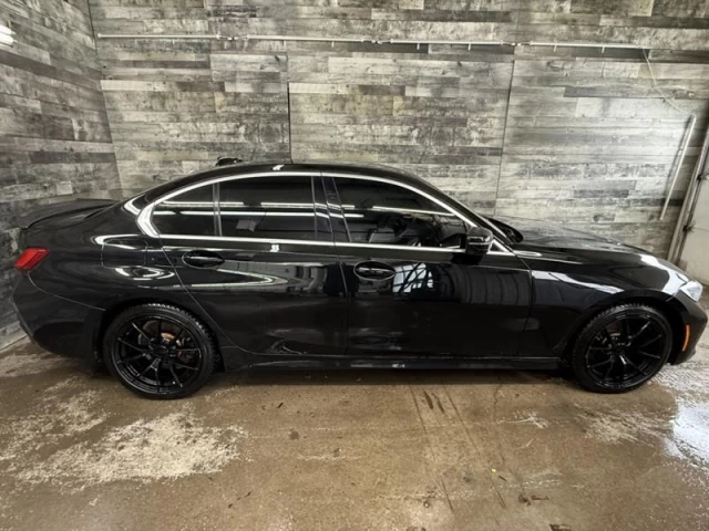 BMW 3 Series 330i xDrive AWD CUIR TOIT NAV ** APPROUVÉ À 99.9% 2021