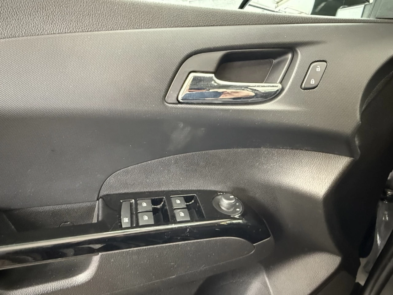 2017 Chevrolet Sonic LT Toit Cam de recul **ApprouvÉ À 99.9%** Image principale