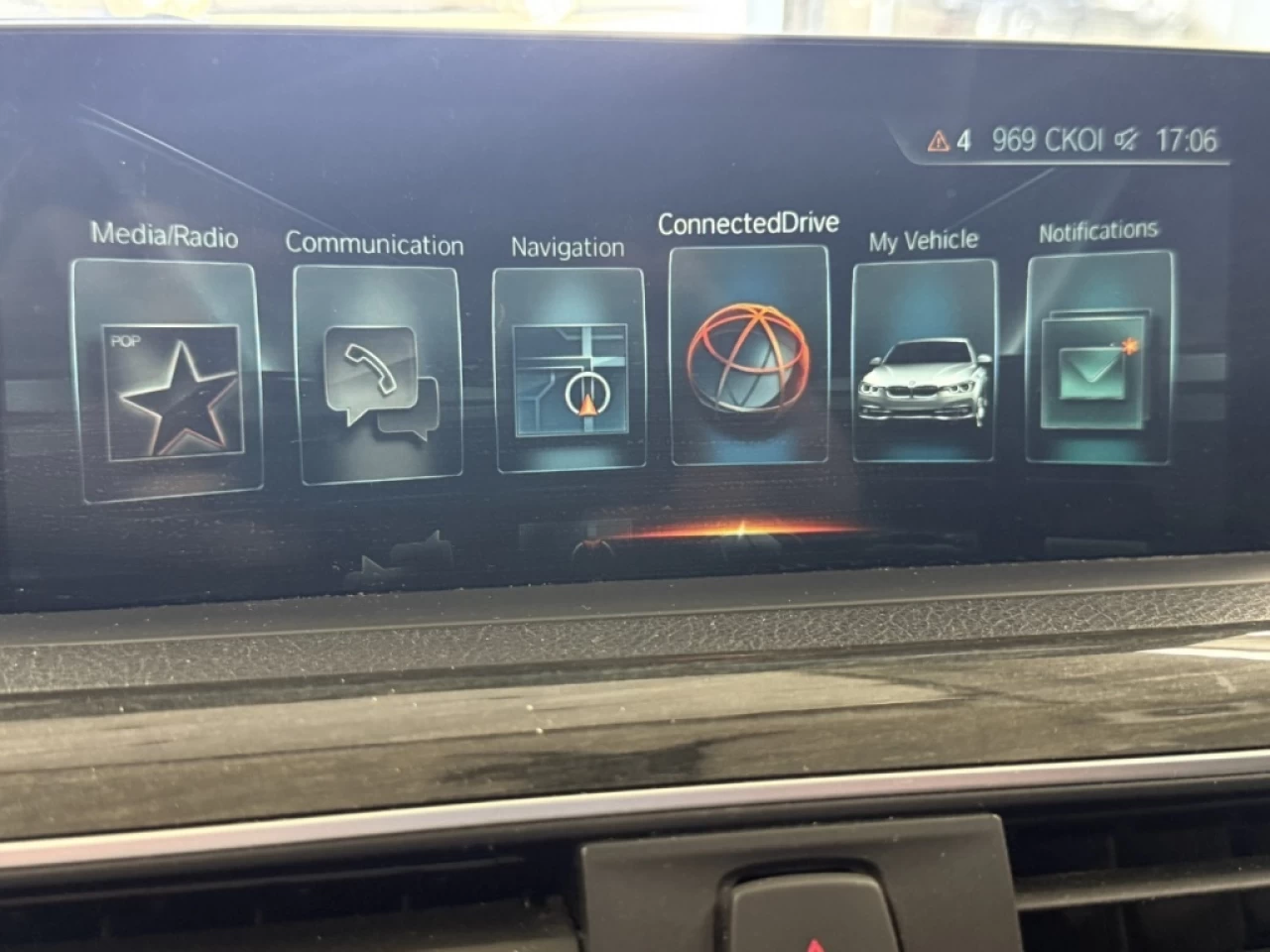 2017 BMW 3 Series 330i xDrive AWD CUIR TOIT NAV **APPROUVÉ 99.9%** Image principale