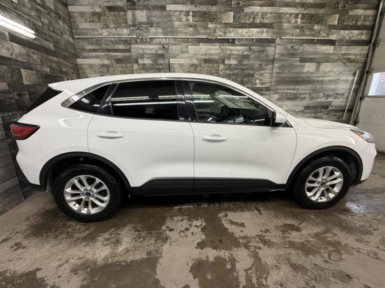 2021 Ford Escape SE AWD CAM DE RECUL ** APPROUVÉ À 99.9%** Main Image