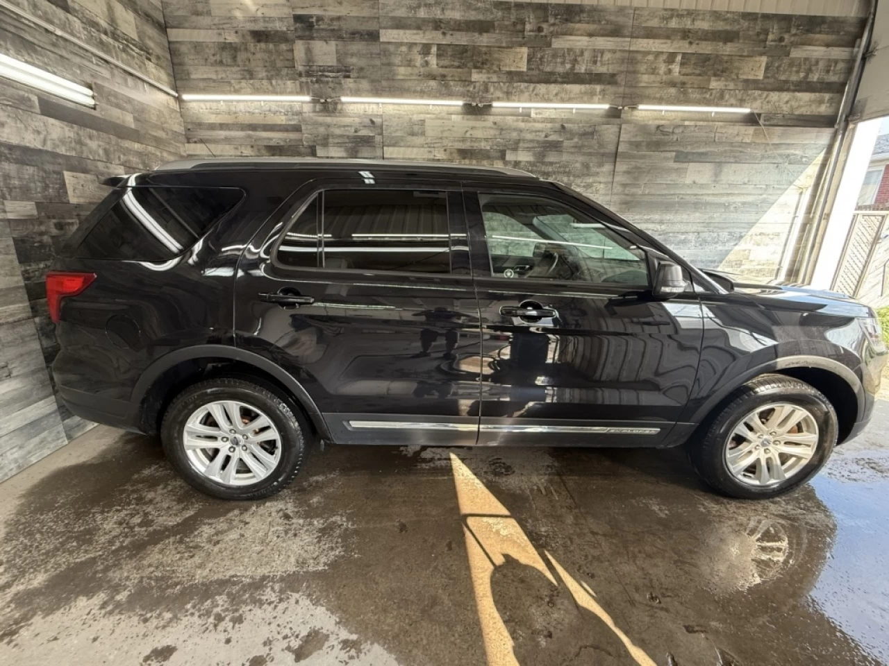 2019 Ford Explorer XLT AWD 7 PASS TOIT  PANO **APPRPOUVÉ À 99.9%** Image principale