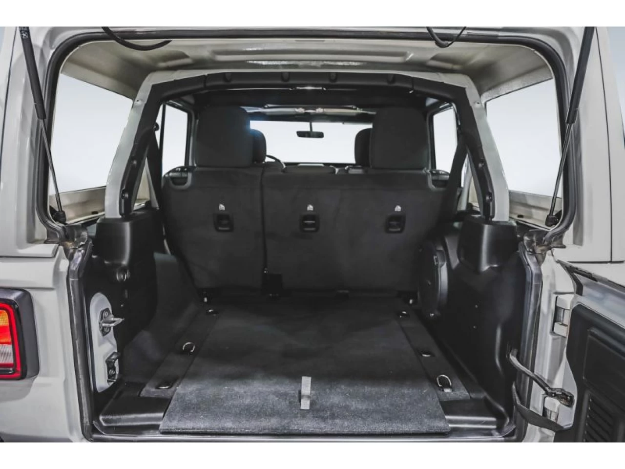 2023 Jeep Wrangler Sahara 4 Door 4x4 GROUPE REMORQUAGE Image principale