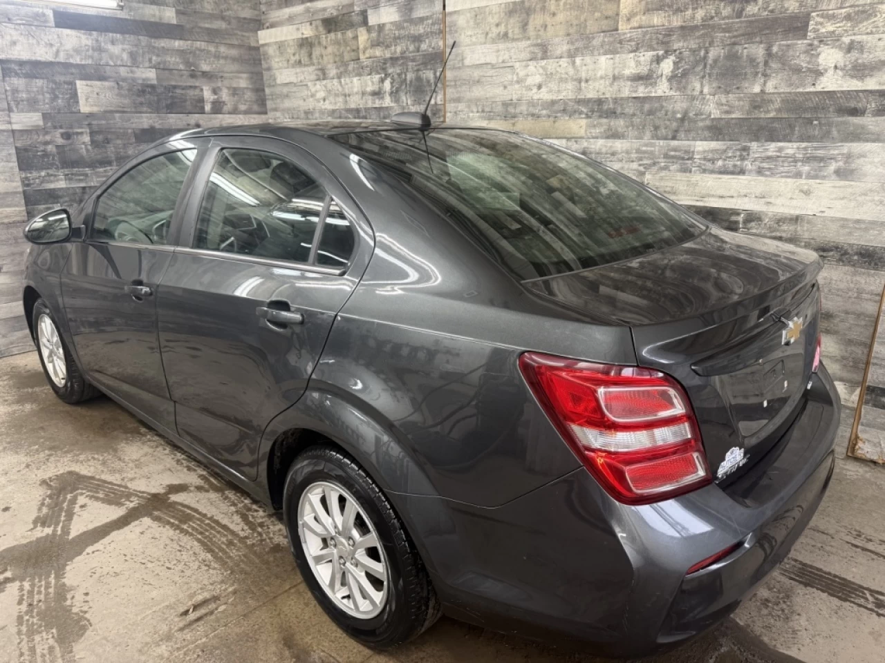 2018 Chevrolet Sonic LT Auto Apple carplay/Android **ApprouvÉ À 99.9%** Main Image