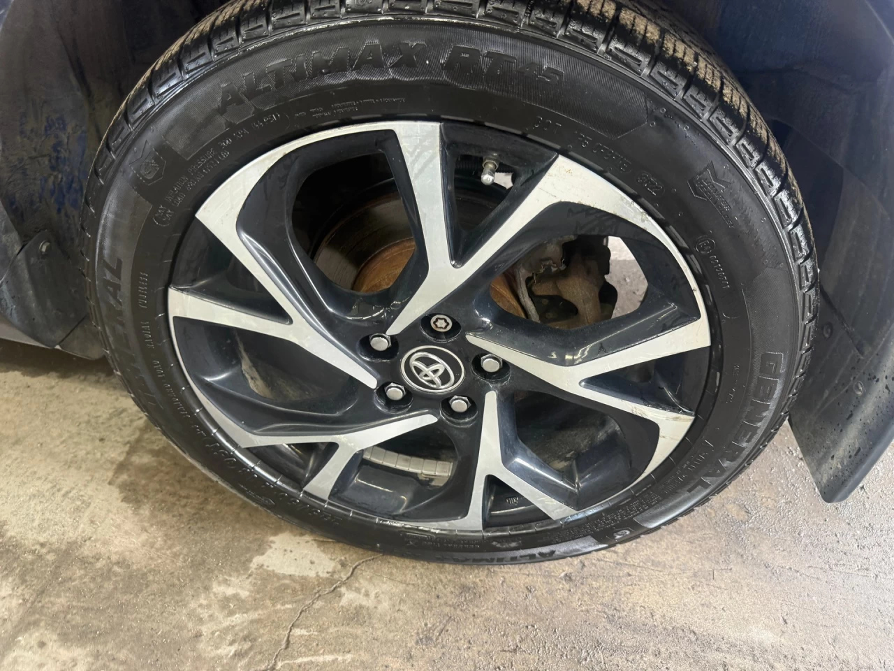 2019 Toyota C-HR XLE Image principale