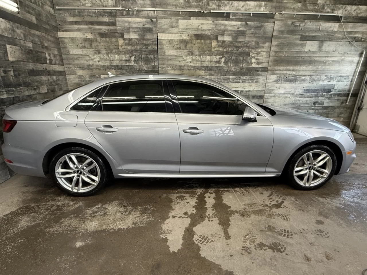 2018 Audi A4 Technik AWD CUIR NAV TOIT **APPROUVÉ À 99.9%** Image principale