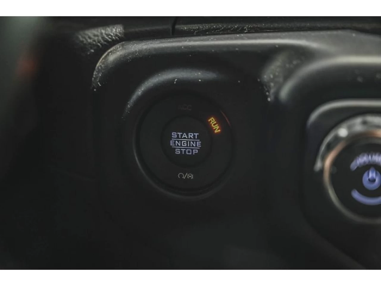2023 Jeep Wrangler Sahara 4 Door 4x4 GROUPE REMORQUAGE Image principale