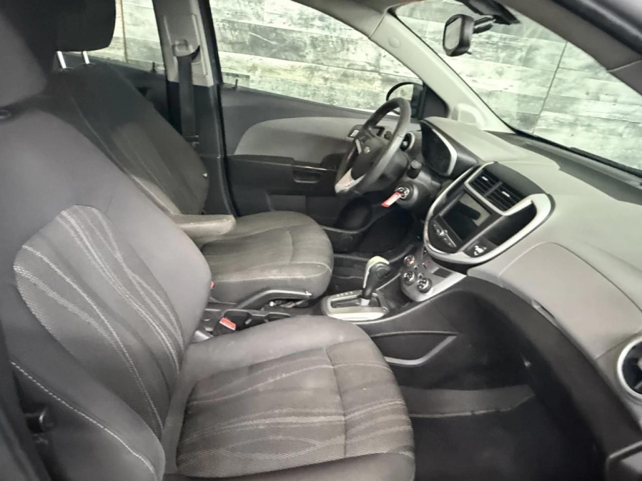 2018 Chevrolet Sonic LT Auto Apple carplay/Android **ApprouvÉ À 99.9%** Main Image