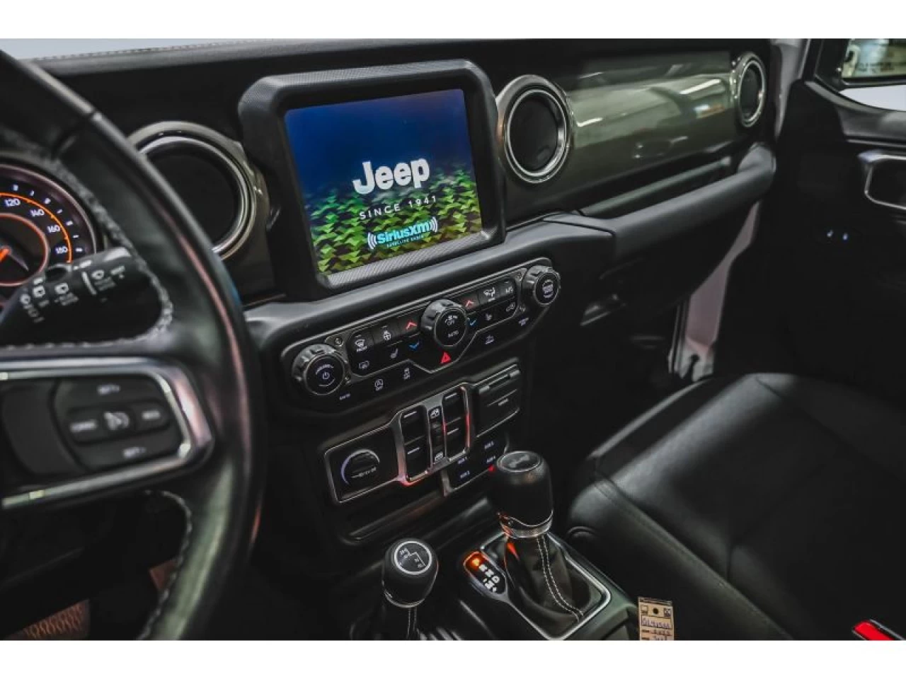 2023 Jeep Wrangler Sahara 4 Door 4x4 GROUPE REMORQUAGE Image principale