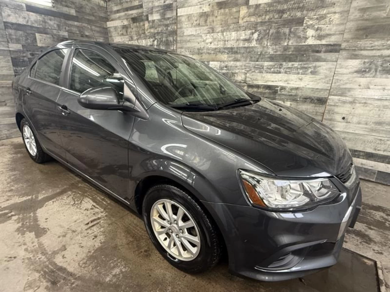 2018 Chevrolet Sonic LT Auto Apple carplay/Android **ApprouvÉ À 99.9%** Main Image