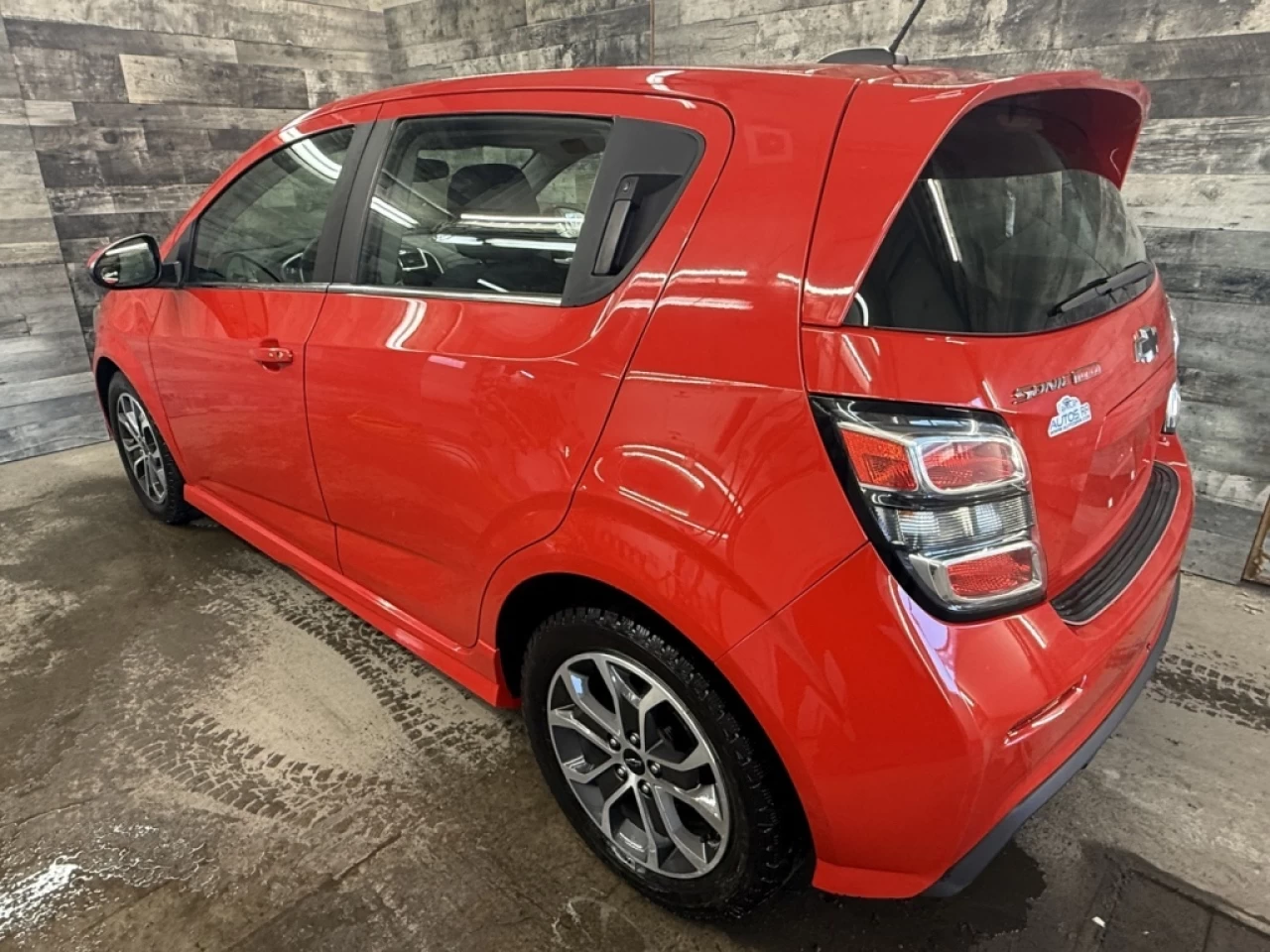 2018 Chevrolet Sonic LT AUTO TOIT CAM DE RECUL **APPROUVÉ À 99.9%** Main Image