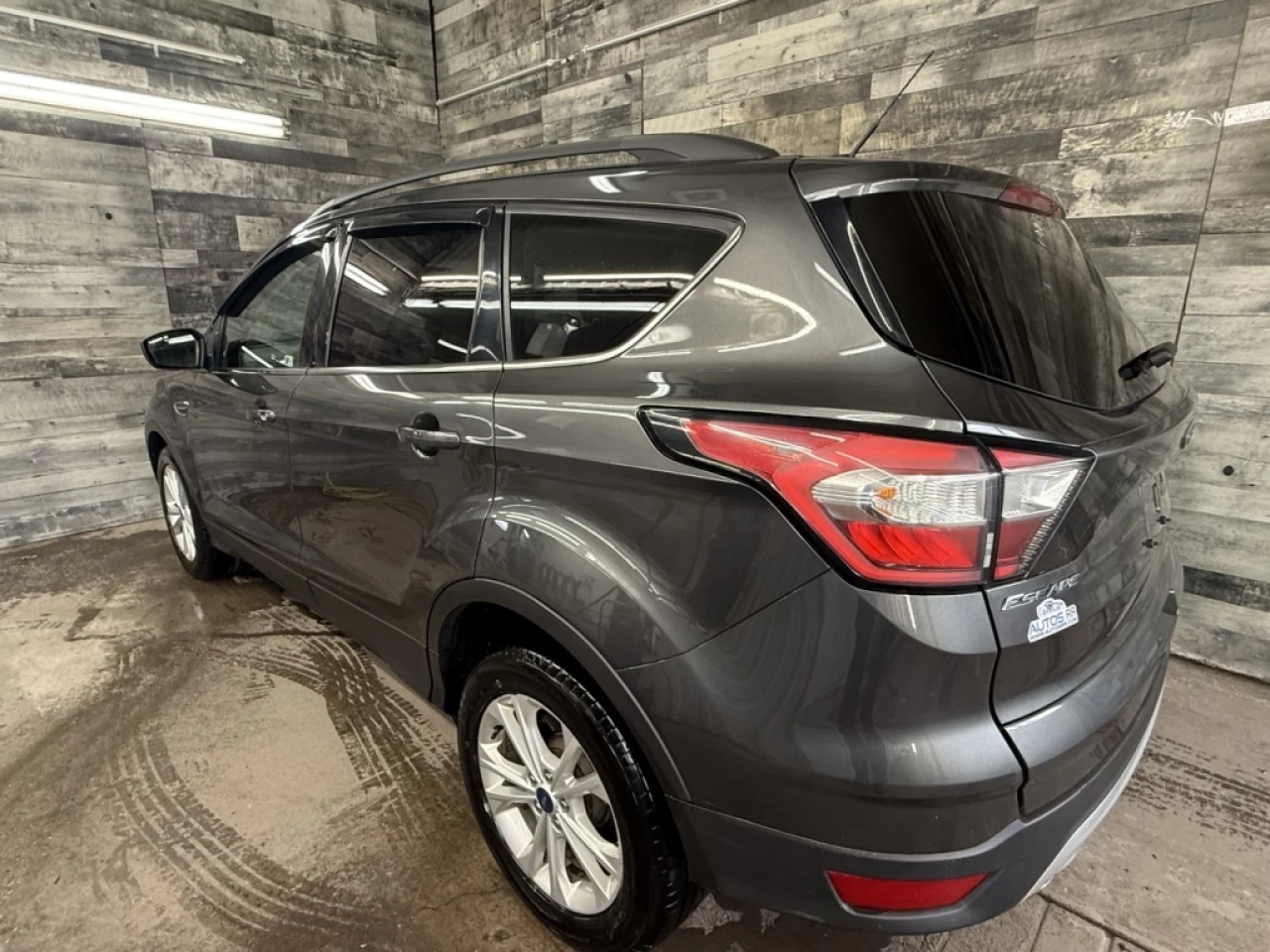 2018 Ford Escape SE AWD CAM DE RECUL **APPROUVÉ À 99.9%** Image principale
