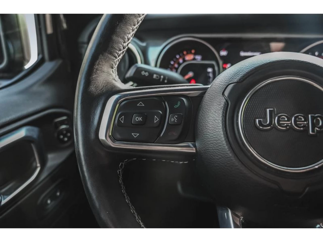 2023 Jeep Wrangler Sahara GROUPE REMORQUAGE TOIT SKY ONE-TOUCH Image principale