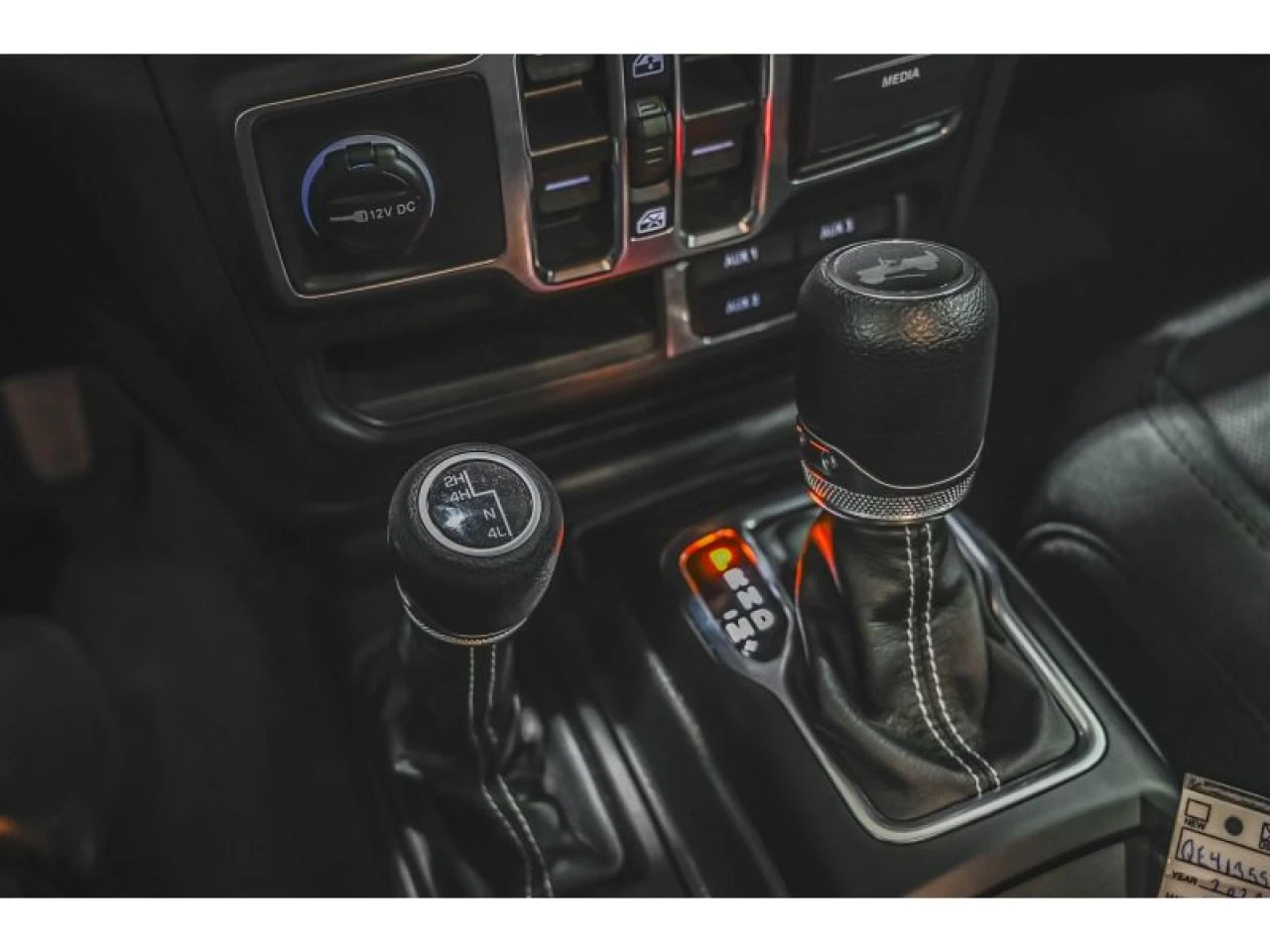 2023 Jeep Wrangler Sahara 4 Door 4x4 GROUPE REMORQUAGE Image principale