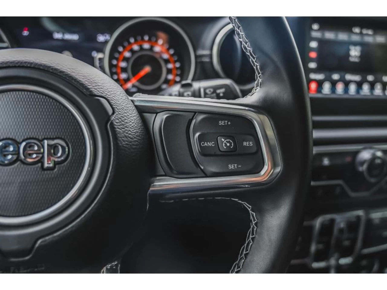 2021 Jeep Wrangler Unlimited Sahara CUIR 2 TOITS SYSTEME ALPINE Image principale