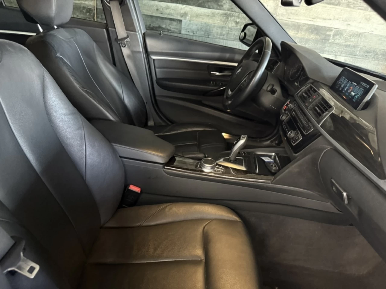 2017 BMW 3 Series 330i xDrive AWD CUIR TOIT NAV **APPROUVÉ 99.9%** Image principale