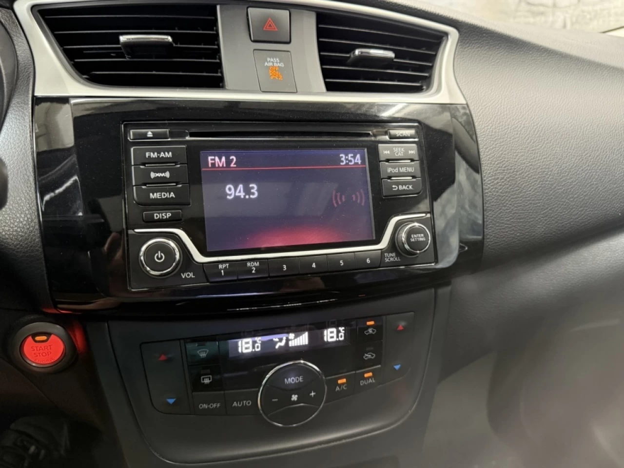 2018 Nissan Sentra SV AUTO TOIT CAM DE RECUL **APPROUVÉ À 99.9%** Main Image