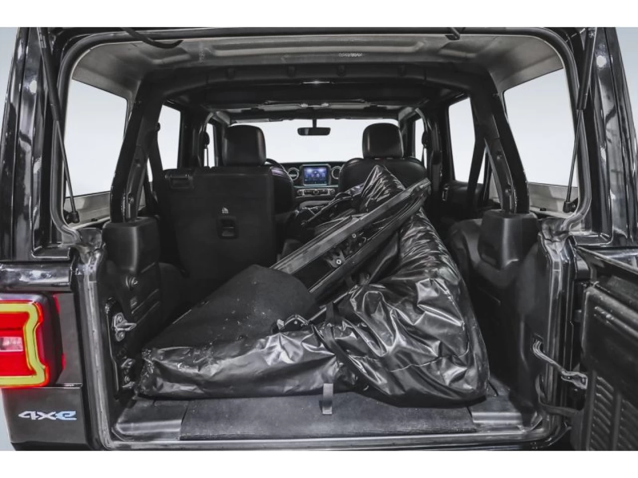 2022 Jeep Wrangler 4XE Unlimited Sahara 4x4 CUIR 2 TOITS Image principale